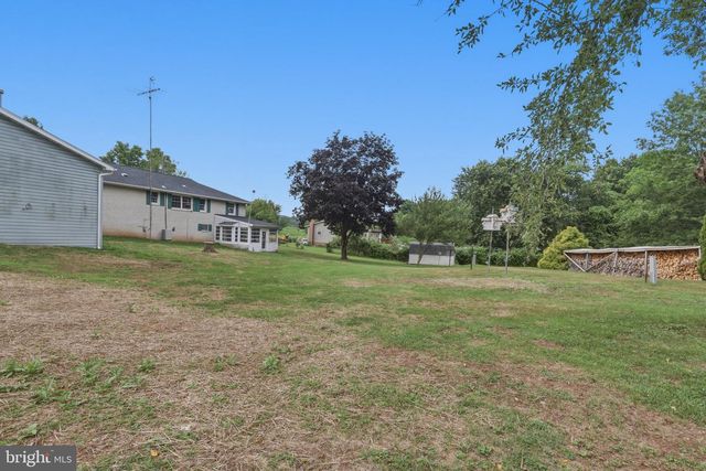 5893 AMBAU RD, Spring Grove, PA 17362