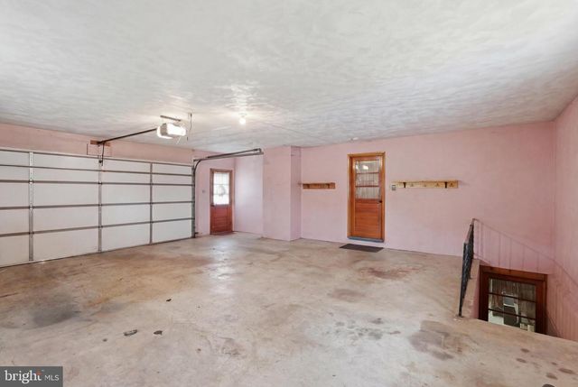 5893 AMBAU RD, Spring Grove, PA 17362