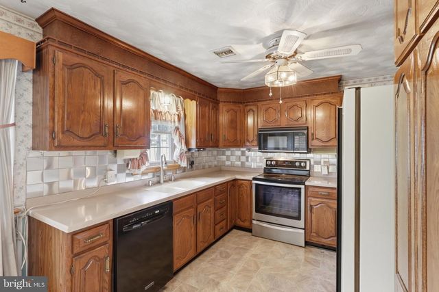 5893 AMBAU RD, Spring Grove, PA 17362