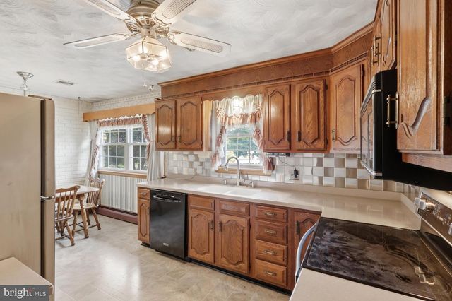 5893 AMBAU RD, Spring Grove, PA 17362