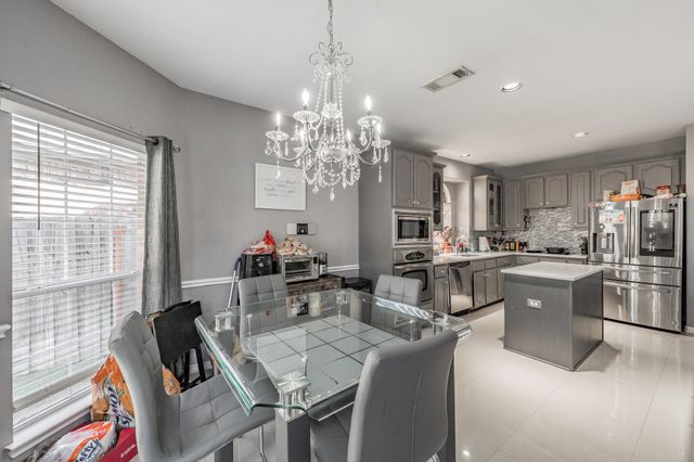 5243 W Cove Way, Grand Prairie, TX 75052