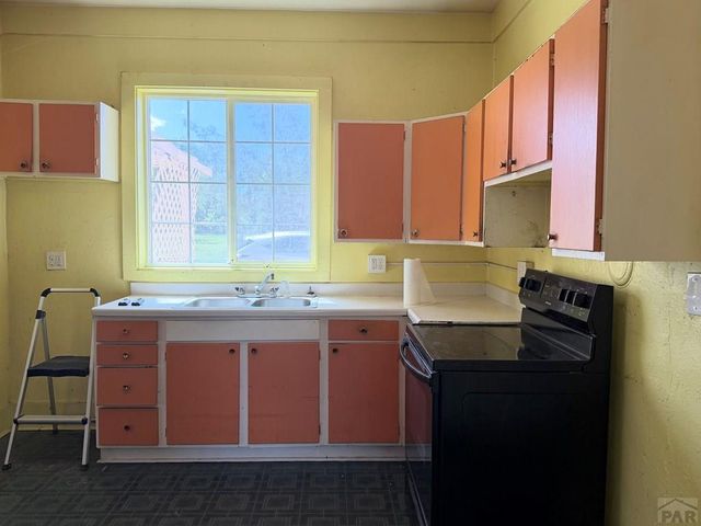 1055 3rd St, Penrose, CO 81240