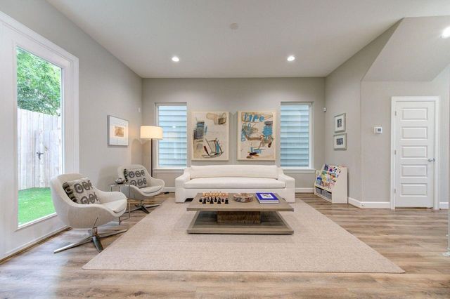 911 W 35th Street D, Houston, TX 77018