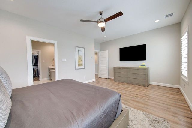 911 W 35th Street D, Houston, TX 77018