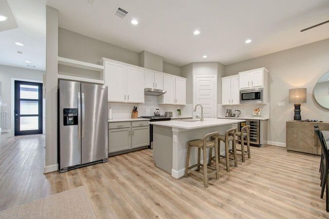 911 W 35th Street D, Houston, TX 77018