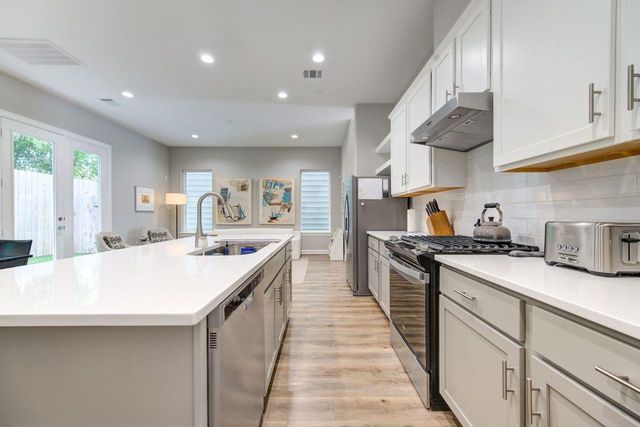 911 W 35th Street D, Houston, TX 77018
