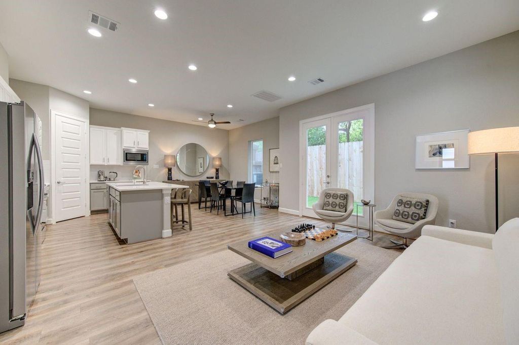 911 W 35th Street D, Houston, TX 77018