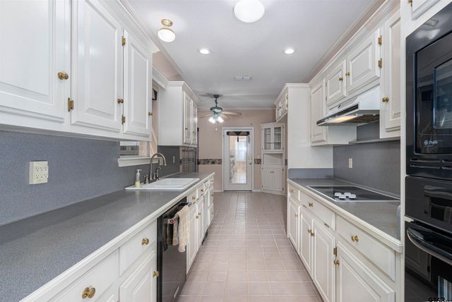 303 Canterbury Ct, Tyler, TX 75703