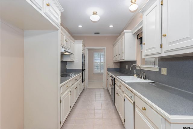 303 Canterbury Ct, Tyler, TX 75703