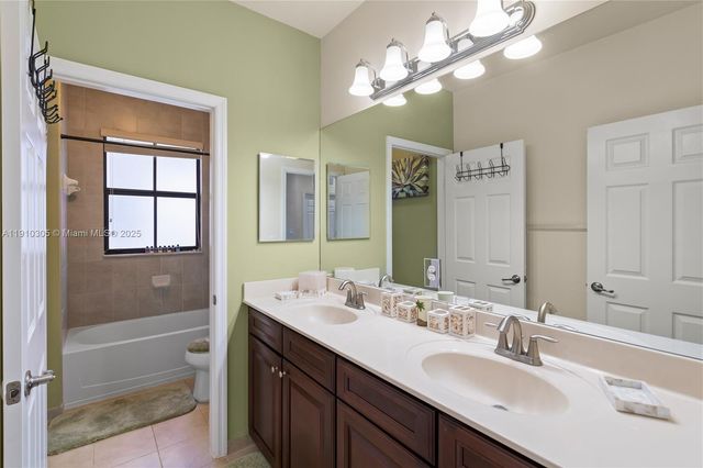 8825 NW 100th Pl 8825, Doral, FL 33178