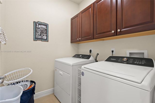 8825 NW 100th Pl 8825, Doral, FL 33178