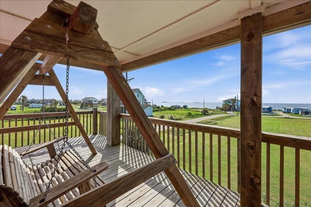 1008 Rollover Circle, Gilchrist, TX 77617