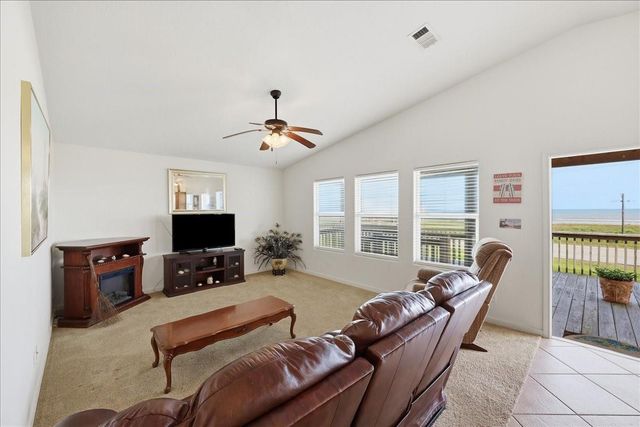 1008 Rollover Circle, Gilchrist, TX 77617