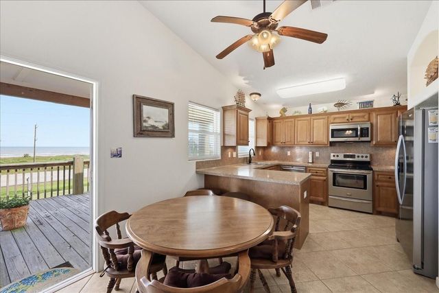 1008 Rollover Circle, Gilchrist, TX 77617