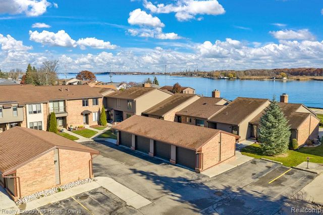 2500 River Apt 55 Road 55, Marysville, MI 48040