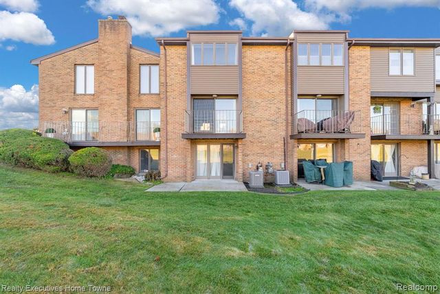 2500 River Apt 55 Road 55, Marysville, MI 48040