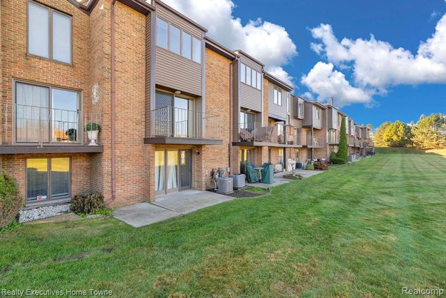 2500 River Apt 55 Road 55, Marysville, MI 48040