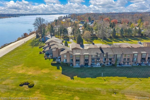 2500 River Apt 55 Road 55, Marysville, MI 48040