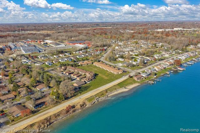 2500 River Apt 55 Road 55, Marysville, MI 48040