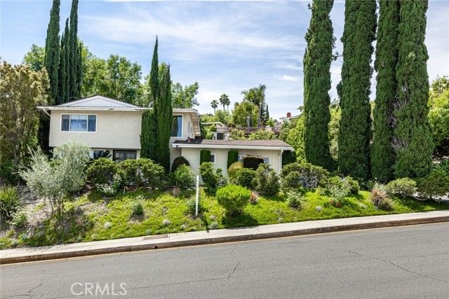 24526 Calvert Street, Woodland Hills (los Angeles), CA 91367