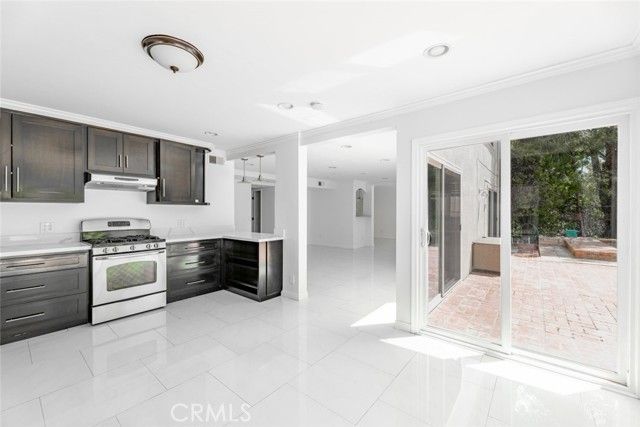 24526 Calvert Street, Woodland Hills (los Angeles), CA 91367