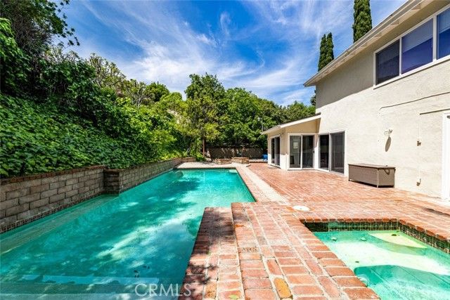 24526 Calvert Street, Woodland Hills (los Angeles), CA 91367