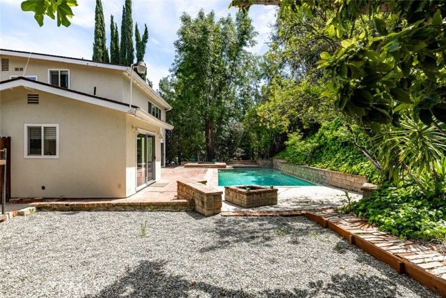 24526 Calvert Street, Woodland Hills (los Angeles), CA 91367