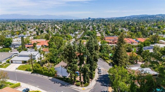 24526 Calvert Street, Woodland Hills (los Angeles), CA 91367