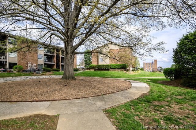 48 Lakeshore Drive, Clarksville, IN 47129