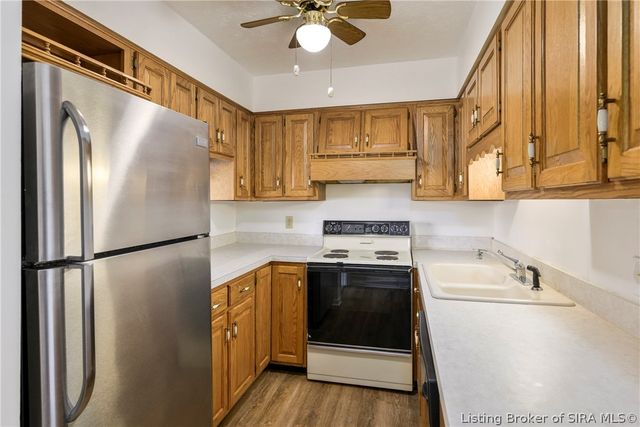 48 Lakeshore Drive, Clarksville, IN 47129