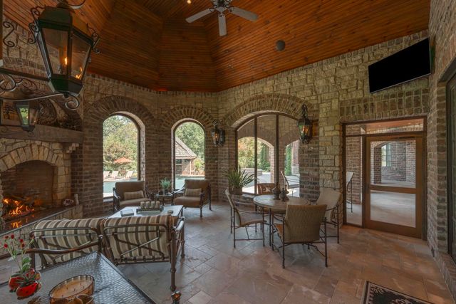 1100 Lakewood Drive, Monett, MO 65708