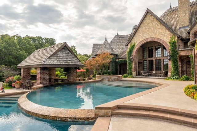 1100 Lakewood Drive, Monett, MO 65708