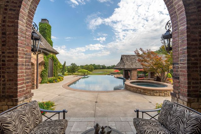 1100 Lakewood Drive, Monett, MO 65708