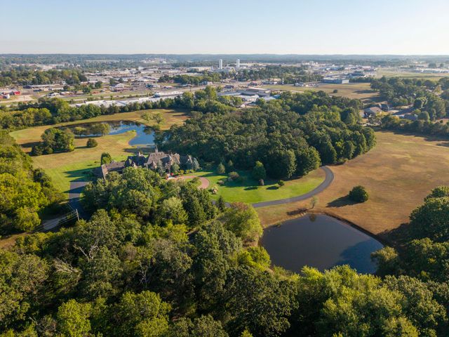 1100 Lakewood Drive, Monett, MO 65708