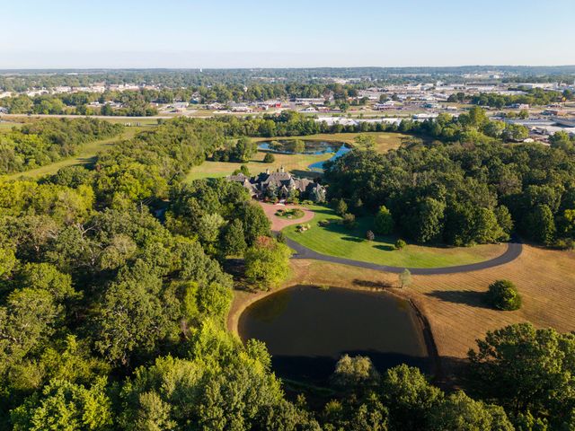 1100 Lakewood Drive, Monett, MO 65708