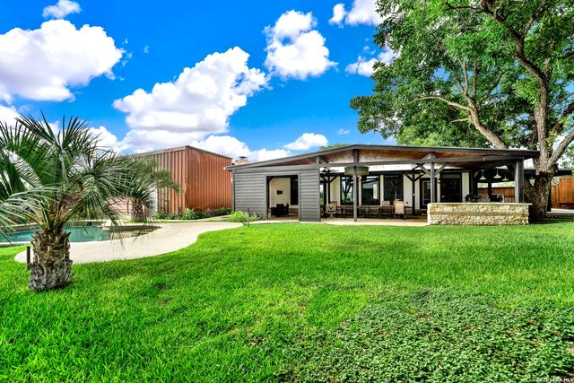 768 COUNTY ROAD 664, Devine, TX 78016
