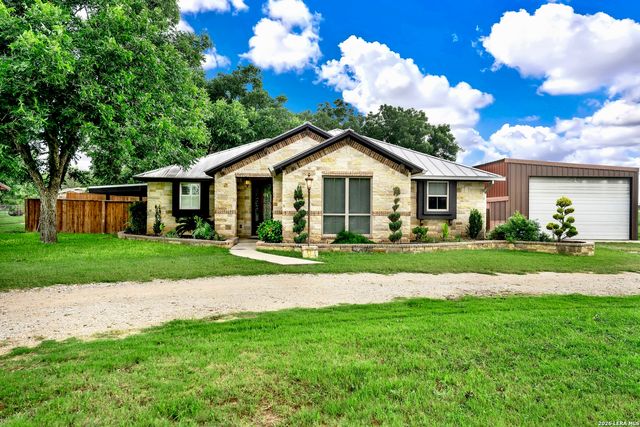 768 COUNTY ROAD 664, Devine, TX 78016