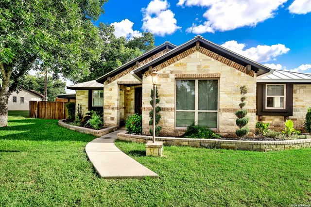 768 COUNTY ROAD 664, Devine, TX 78016