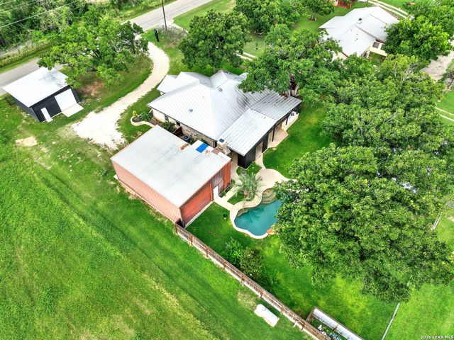 768 COUNTY ROAD 664, Devine, TX 78016