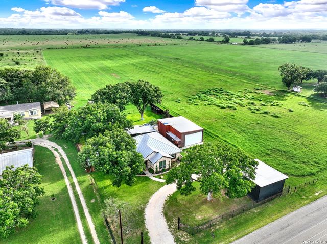 768 COUNTY ROAD 664, Devine, TX 78016