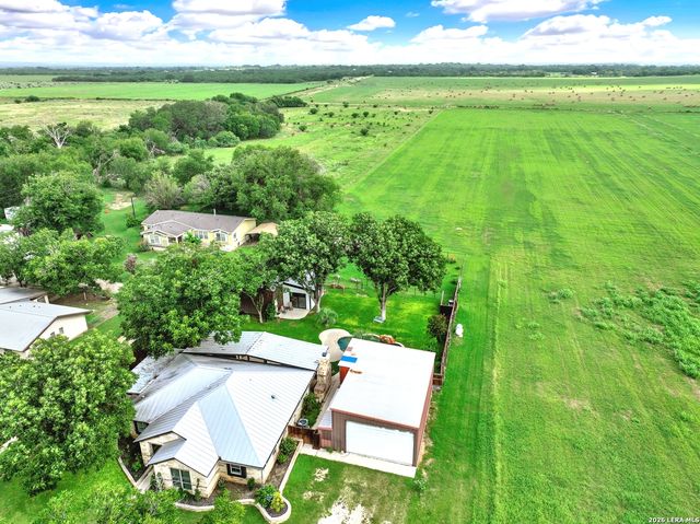 768 COUNTY ROAD 664, Devine, TX 78016