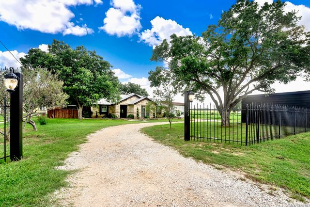 768 COUNTY ROAD 664, Devine, TX 78016