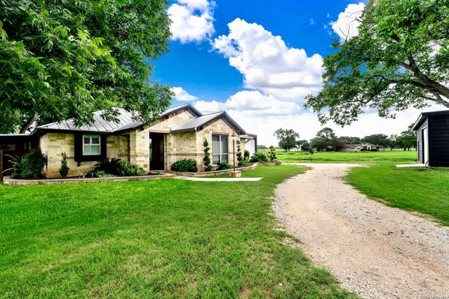 768 COUNTY ROAD 664, Devine, TX 78016