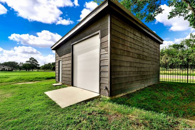 768 COUNTY ROAD 664, Devine, TX 78016
