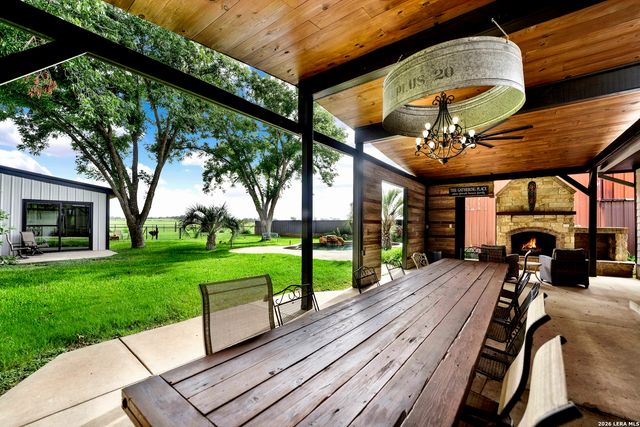 768 COUNTY ROAD 664, Devine, TX 78016