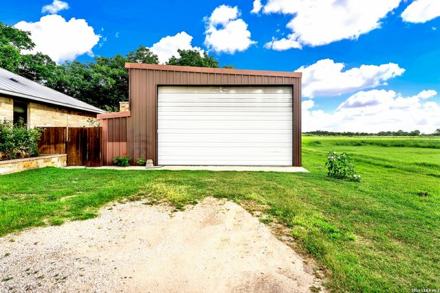 768 COUNTY ROAD 664, Devine, TX 78016