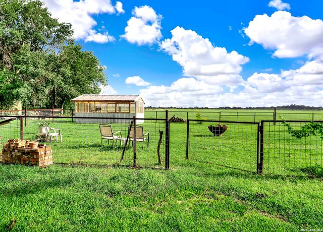 768 COUNTY ROAD 664, Devine, TX 78016