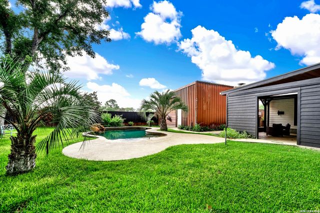 768 COUNTY ROAD 664, Devine, TX 78016