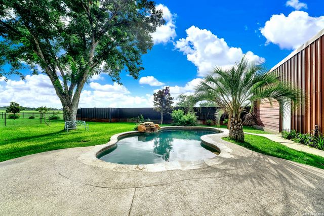 768 COUNTY ROAD 664, Devine, TX 78016