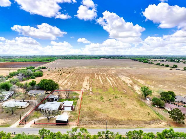 768 COUNTY ROAD 664, Devine, TX 78016